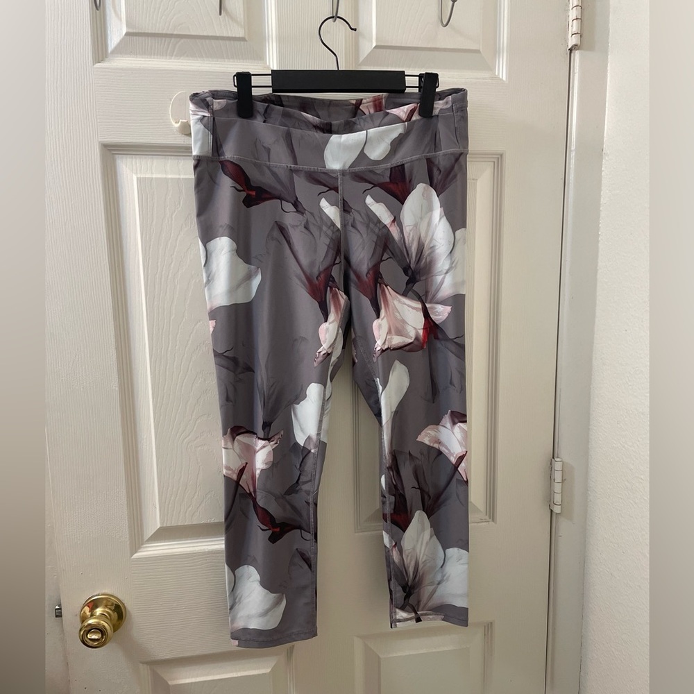 ❌SOLD ❌Fabletics Gray Floral Leggings